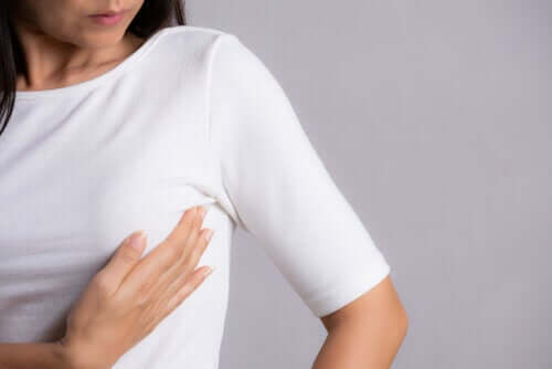 Schmerzen unter den Brüsten: Mögliche Ursachen