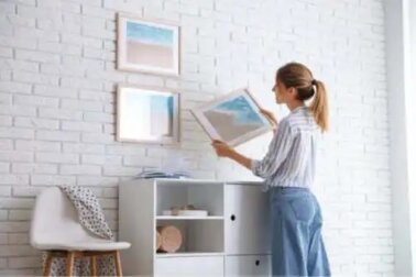 Bilder aufhängen, ohne die Wand zu beschädigen - 7 Tipps