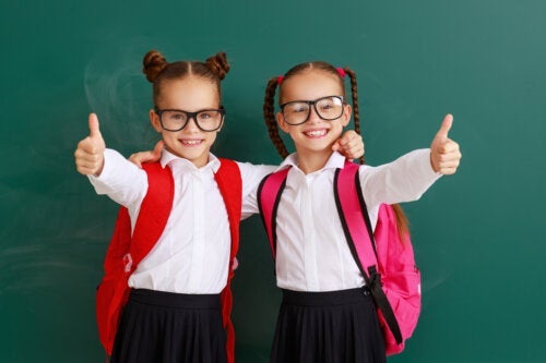 Zwillinge in der Schule: Sollen in einer oder in getrennten Klassen sein?