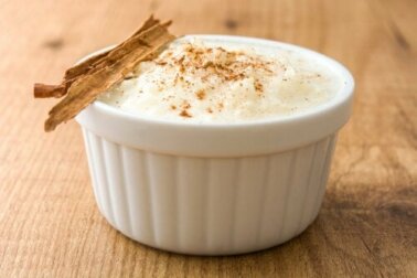 Probiere dieses Rezept für Milchreiskuchen!