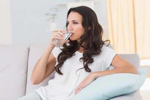 Kohlenhydratarme Diät - Frau trinkt Wasser