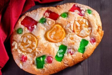 Weihnachtlicher Biskuitkuchen mit kandierten Früchten
