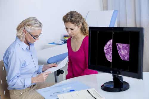 Die erste Mammographie - Frau bei einer Ärztin
