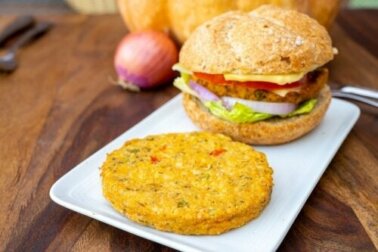 Veganer Burger mit Kürbis, Karotte und Haferflocken