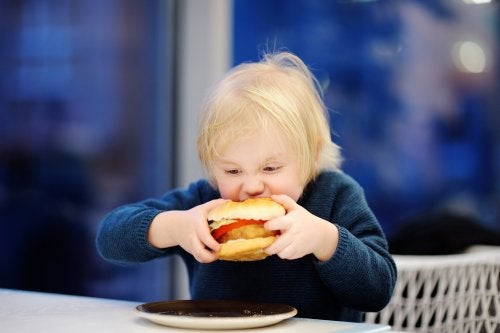 Fettleibigkeit bei Kindern verhindern: So klappt es!
