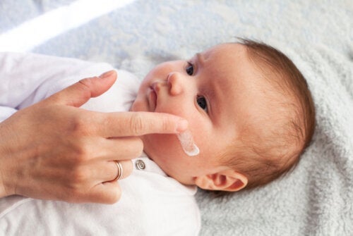 Hautpflegeprodukte für Babys: Diese Inhaltsstoffe solltest du meiden!