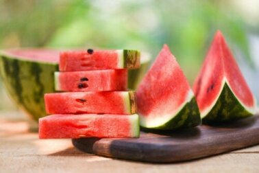 Wassereinlagerungen und Lebensmittel, die sehr hilfreich sind, um sie zu lindern