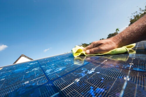 Wie man Solarmodule reinigt, um ihre Effizienz zu erhalten