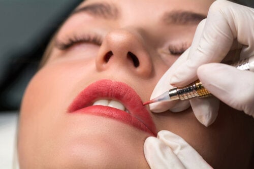 Lip Blushing: Die trendige Technik, die die Lippen verdickt und konturiert