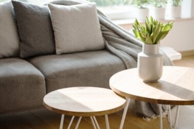 Wie man einen Couchtisch auswählt und dekoriert