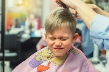 9 Tipps, die Kindern helfen, die Angst vor dem Haareschneiden zu überwinden