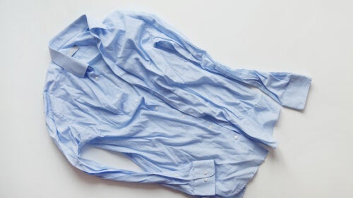 Falten aus Kleidung entfernen ohne Bügeleisen: Hilfreiche Tipps