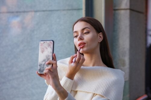 Schmollmund oder Pouty Lips: Der beliebte Lippen-Makeup-Trend auf TikTok