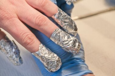 Wie man Gelnägel sicher zu Hause entfernt