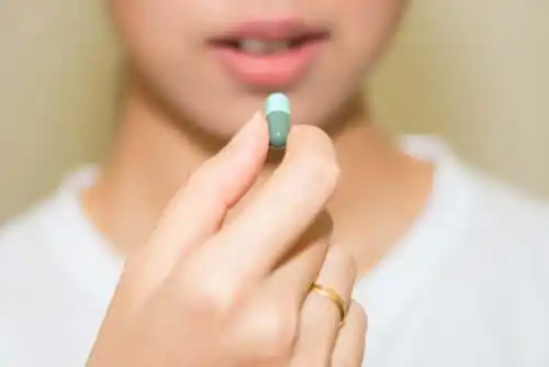 Pharmakokinetik und Pharmakodynamik - Frau nimmt ein Medikament ein
