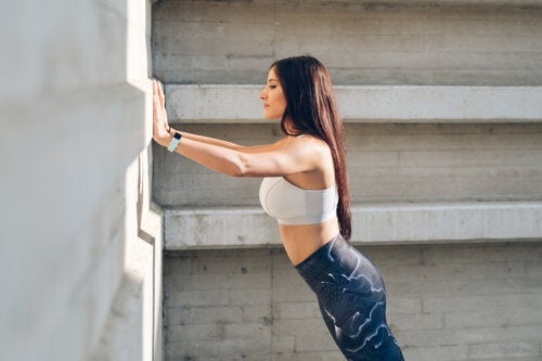 Bauchmuskel-Training an der Wand: So geht's