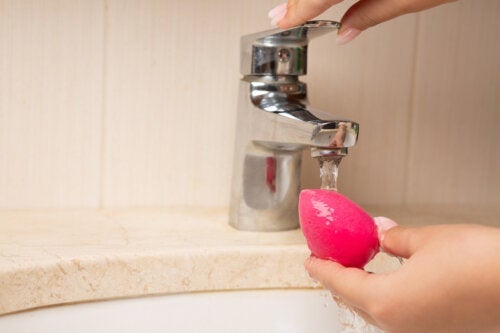 Wie du einen Beauty Blender reinigst, ohne ihn zu beschädigen