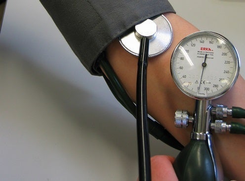 Hypotonie: Wie kann man niedrigen Blutdruck regulieren und was tun, wenn er abfällt?