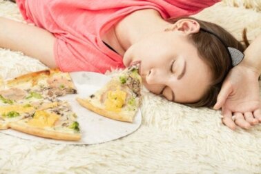 Warum fühle ich mich nach dem Essen müde? Einige Tipps, um diese Müdigkeit zu überwinden
