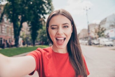 11 Tipps, um auf Fotos schlanker auszusehen