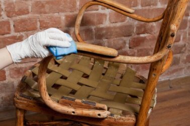 Lack von Holz entfernen: 3 effektive Methoden