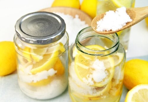 Ist der Verzehr von Zitrone mit Salz empfehlenswert?