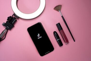 Einschichtiges Make-up: Was hat es mit diesem Beauty-Trend auf TikTok auf sich?