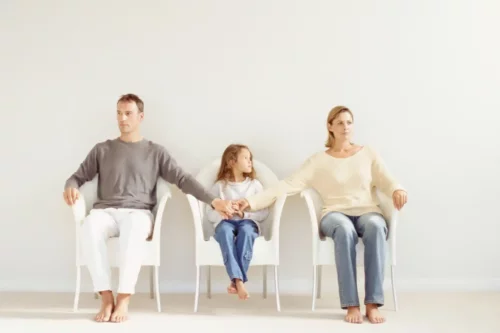 Mit Kindern über die Scheidung sprechen - Eltern mit ihrem Kind