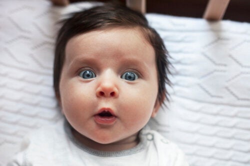 Wie verläuft die Entwicklung des Sehvermögens bei Babys?