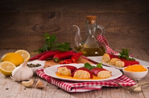 Klassisches Rezept für gefüllte Paprika mit Kabeljau und Garnelen