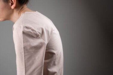 Kyphose: Ursachen, Arten, Behandlung und 6 hilfreiche Tipps