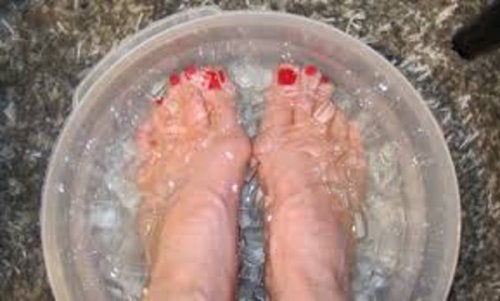 Eiskaltes Wasser für die Füße und die Vorteile