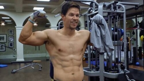 Arme wie Mark Wahlberg mit diesem Trainingsprogramm