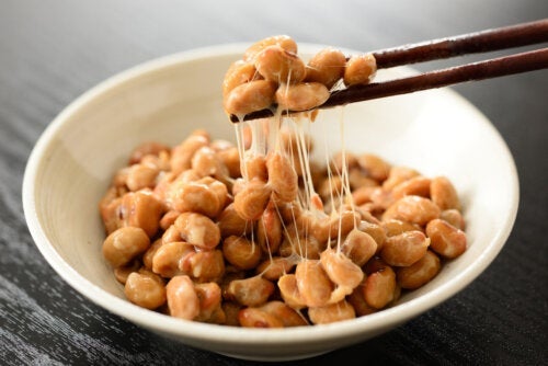 Nattō, das zähflüssige japanische Lebensmittel, das Probiotika liefert
