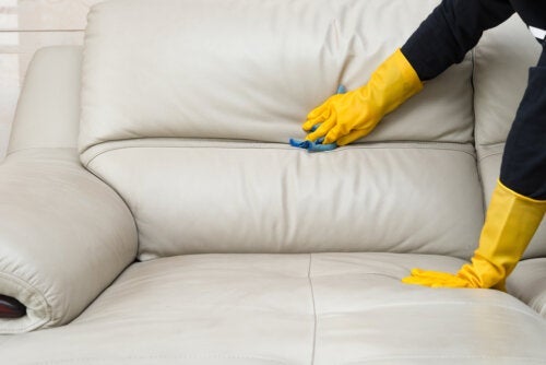 Wie du dein Sofa aus Kunstleder pflegen kannst