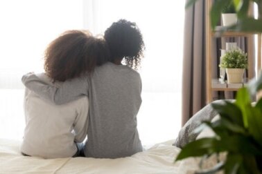 Wie du mit deiner Tochter über ihre erste Menstruation sprechen kannst