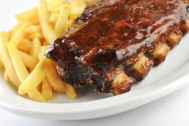 Leckere Schweinerippchen in süß-saurer Soße zubereiten – ganz einfach mit diesem Rezept!