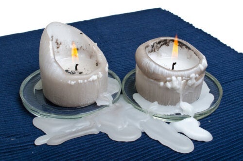 Geniale Tricks zum Entfernen von Kerzenwachs von Kleidung, Böden und Möbeln
