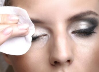 Make-up-Entfernungstücher oder Mizellenwasser: Was ist besser zum Abschminken?