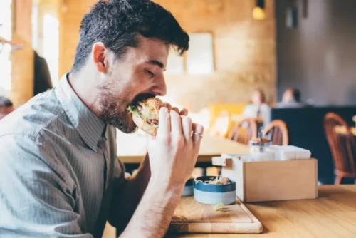 Greenwashing - Mann isst Burger