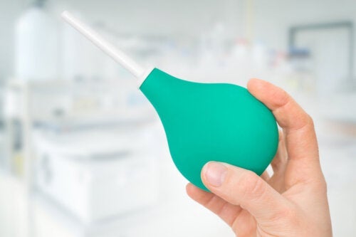 Wie macht man einen Einlauf zu Hause und was sind die Risiken?