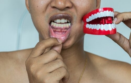 Violettes Zahnfleisch: Ursachen und Behandlung
