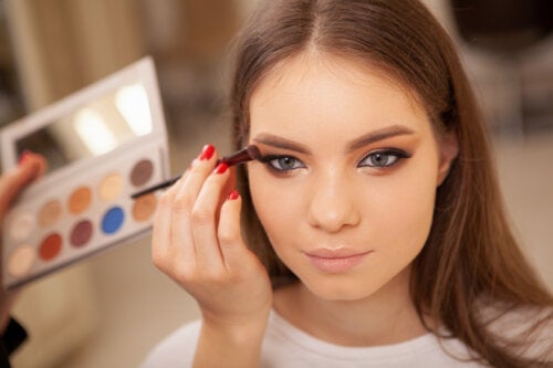 5 häufige Make-up-Fehler bei Schlupflidern