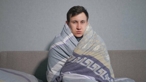 Schüttelfrost ohne Fieber: Symptome, Ursachen und Behandlung