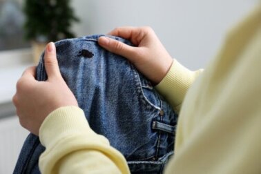8 Tricks, um Schuhcremeflecken aus der Kleidung zu entfernen