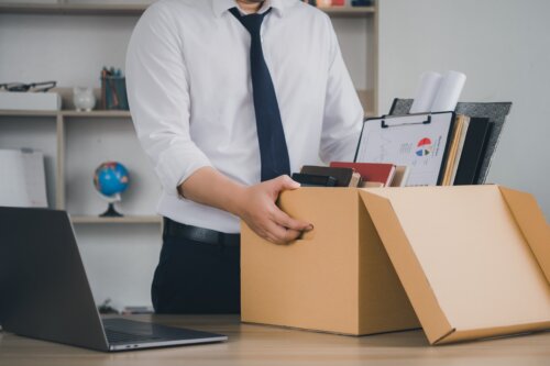 Mann geht auf Workation und räumt seinen Schreibtisch