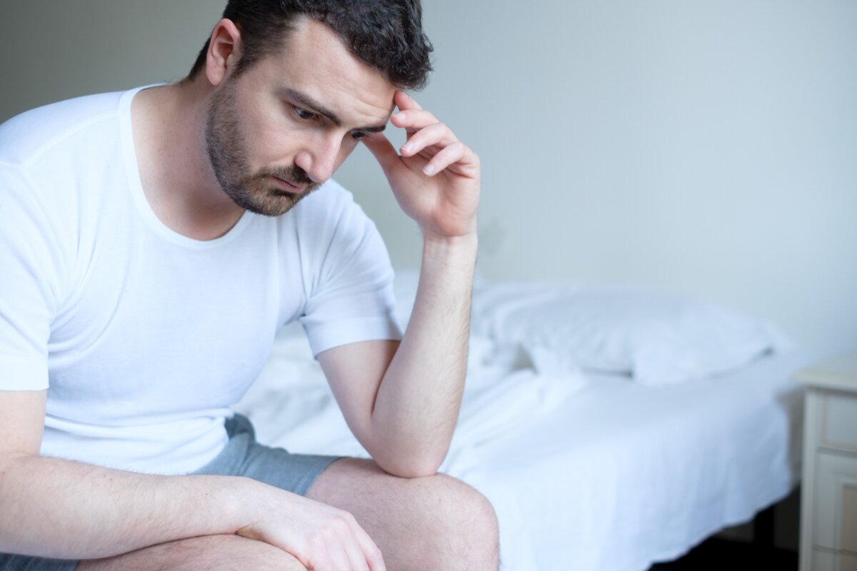 Mann mit Unsicherheit in sexuellen Fragen