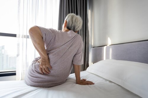 Frau mit Rückenschmerzen durch falsche Matratze