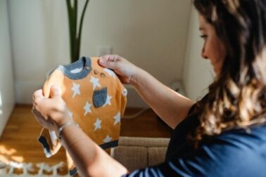 Babykleidung waschen: Wie du Hautreizungen vermeiden kannst