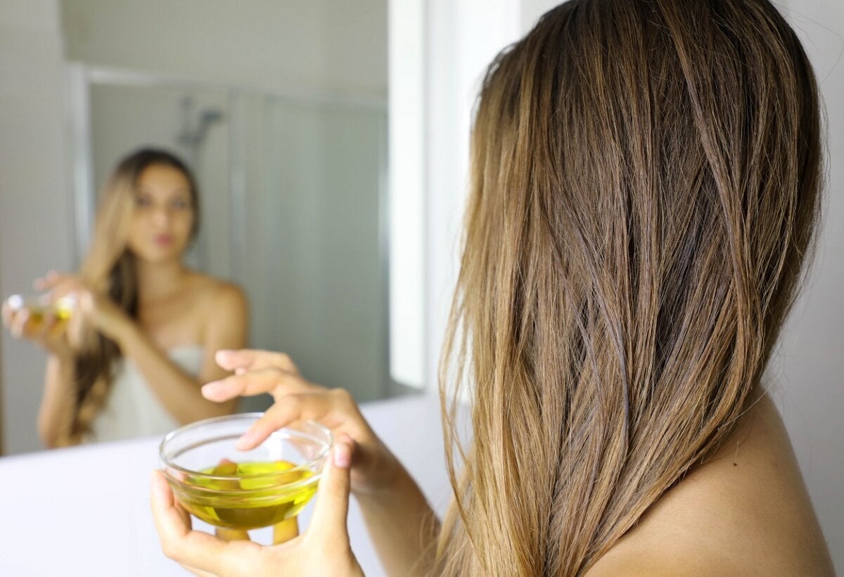 Die Behandlung mit Olivenöl hilft, Schuppen loszuwerden
